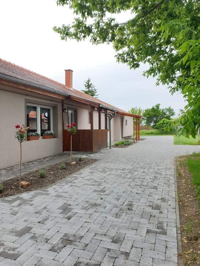 Kajari Apartmanhaz Balatonfőkajár エクステリア 写真